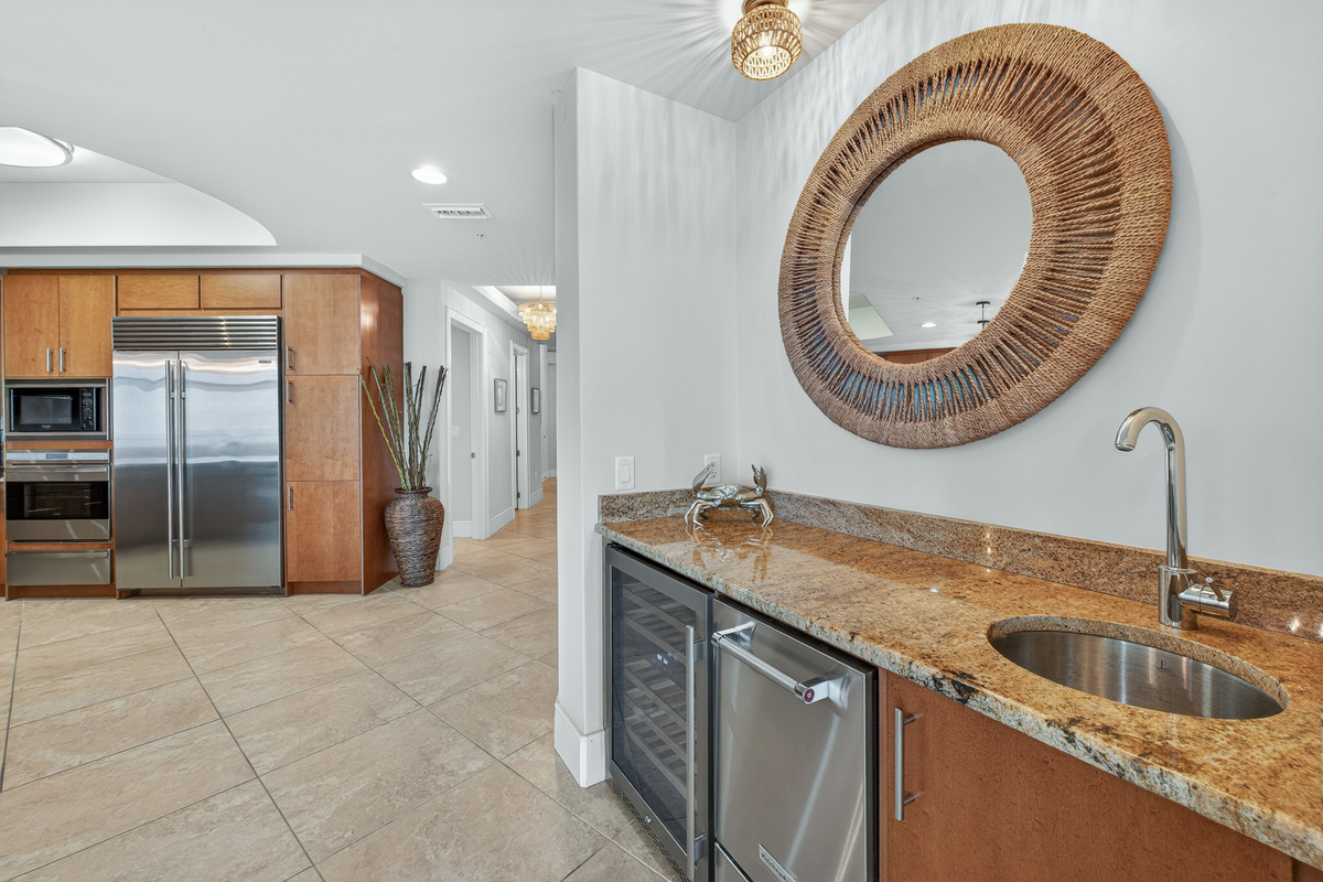 Wet bar, wine fridge, ice maker