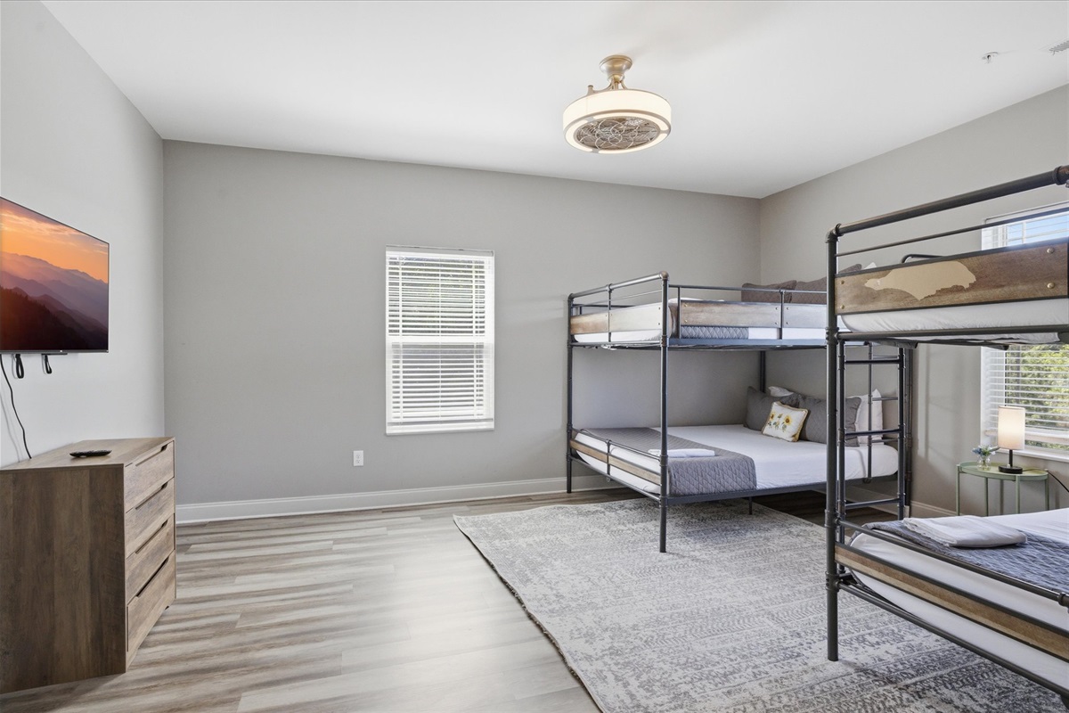 Pick your bunk, claim your corner, and settle in—this room was made for group trips. Two queen-over-queen bunks mean everyone gets a real bed, not a backup plan. Drop your bags, kick off your shoes, and make it your space.