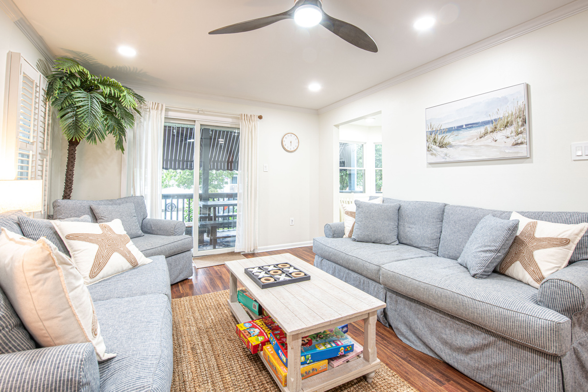 living_room_sofas_patio_access