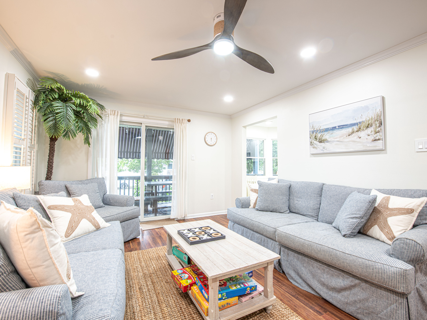 living_room_sofas_patio_access