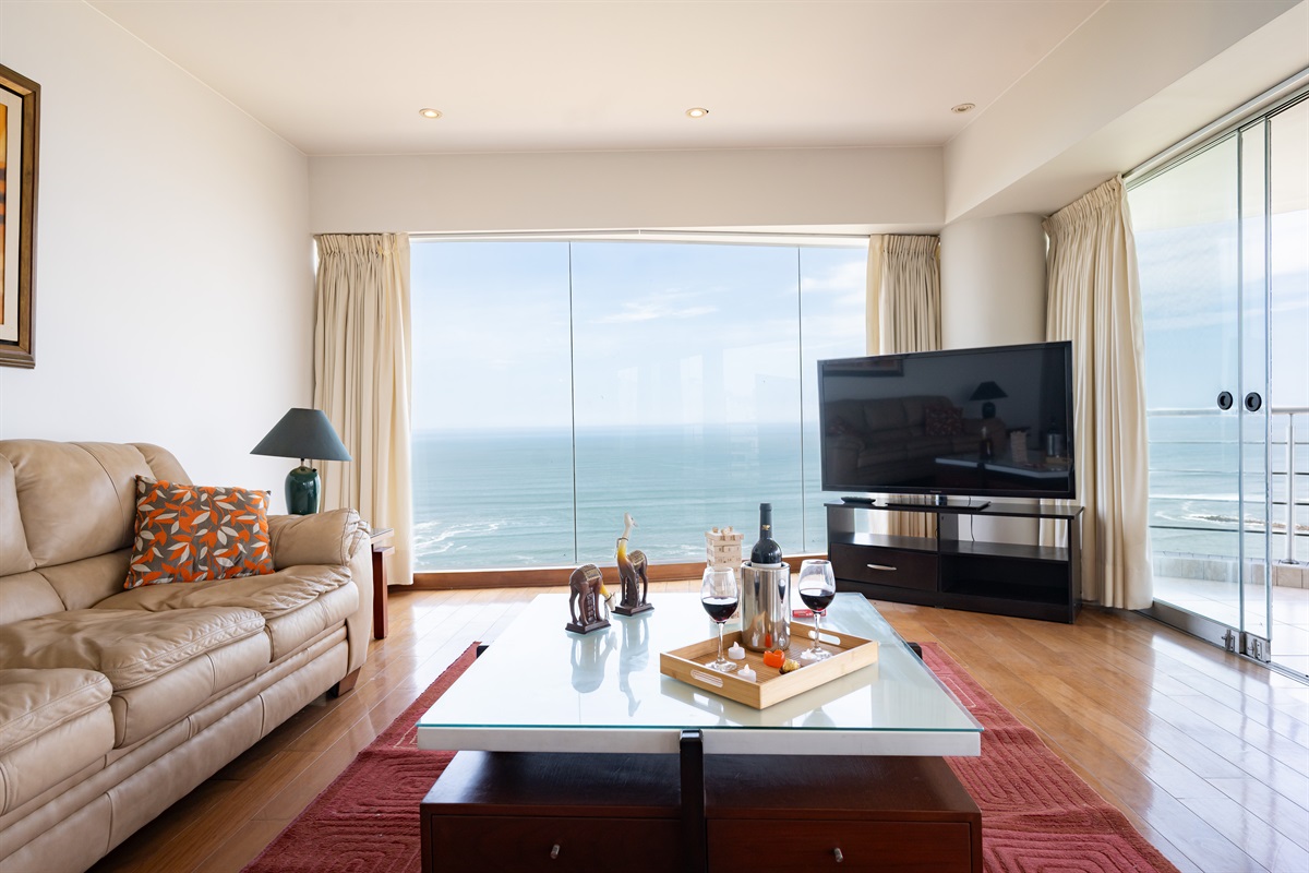 View from the living room to the Malecón and the Pacific Ocean — a postcard-perfect moment every day.  /   Vista desde la sala al Malecón y al Océano Pacífico: un momento de postal perfecto cada día.
