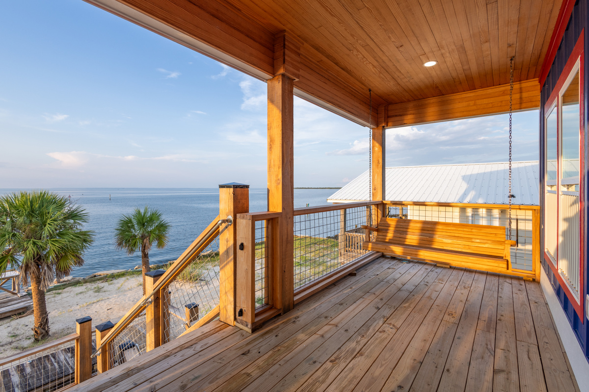 Bay side deck with swiing