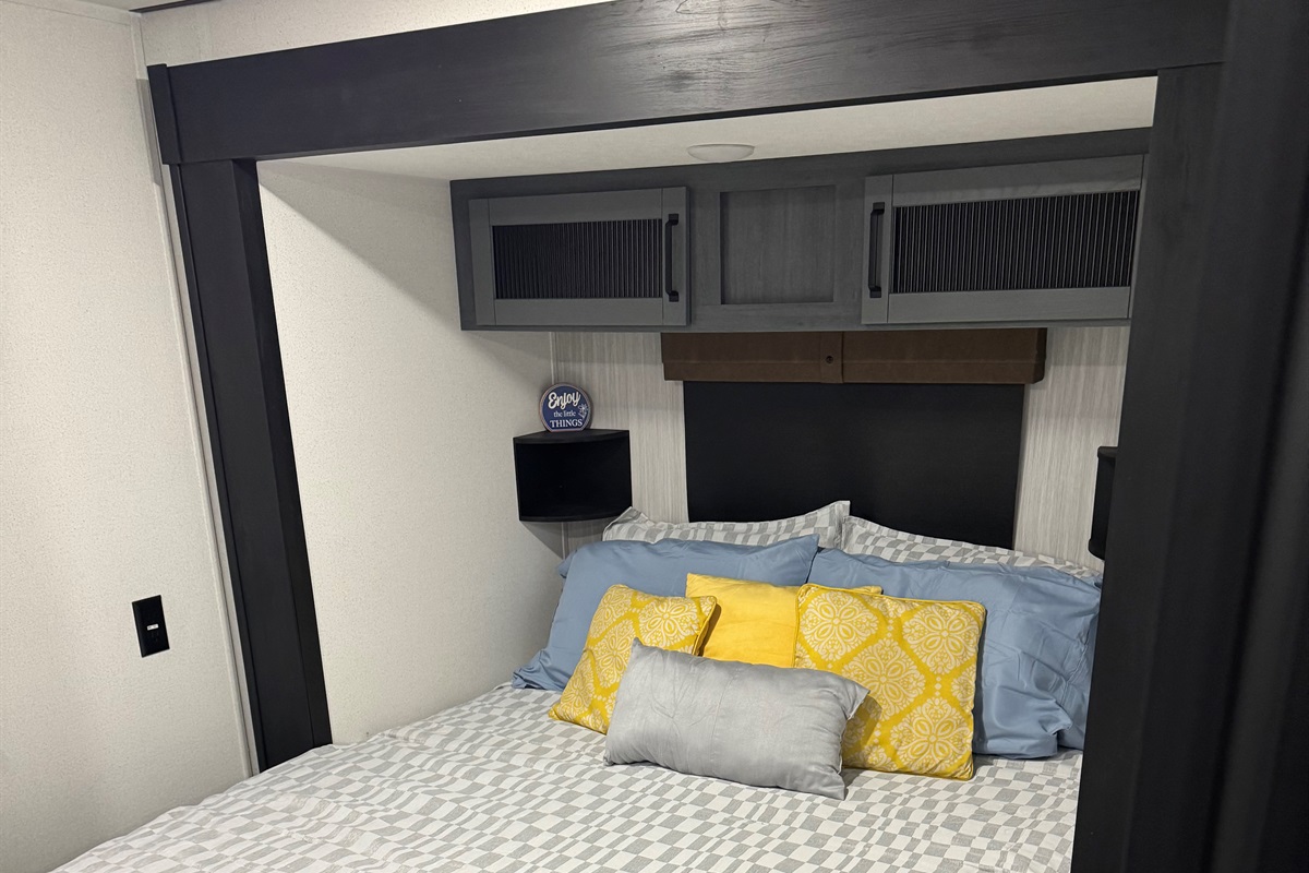 Guest queen size bedroom