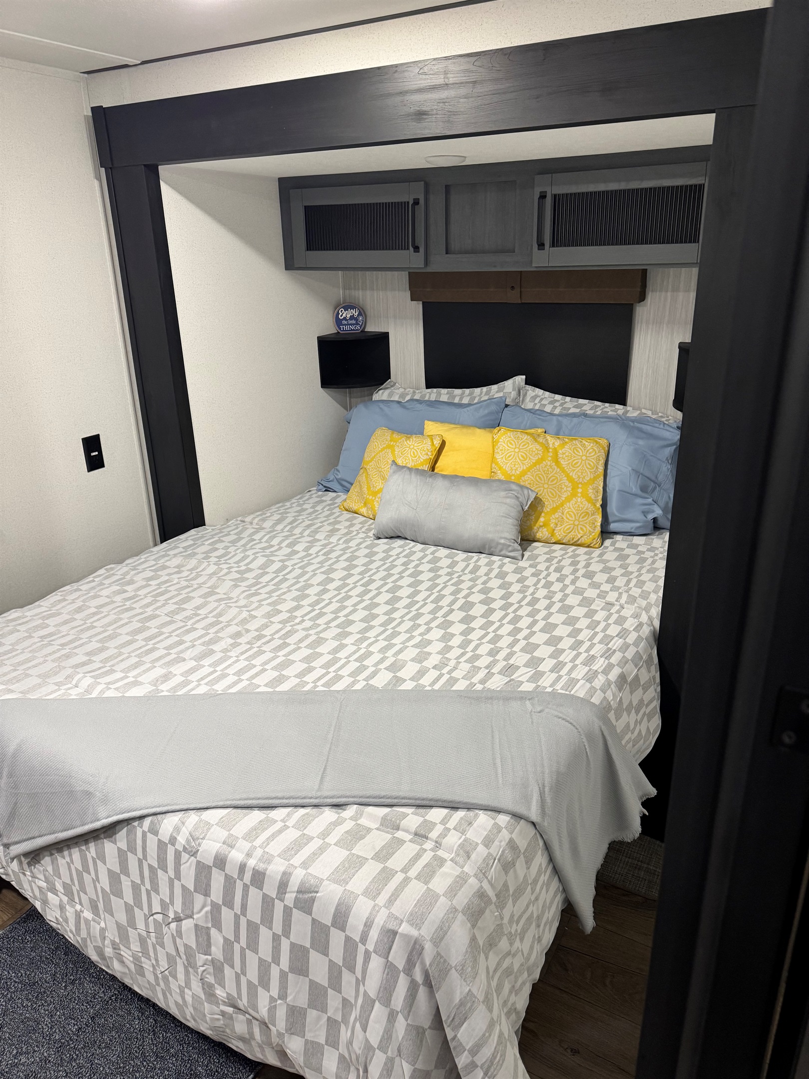 Guest queen size bedroom