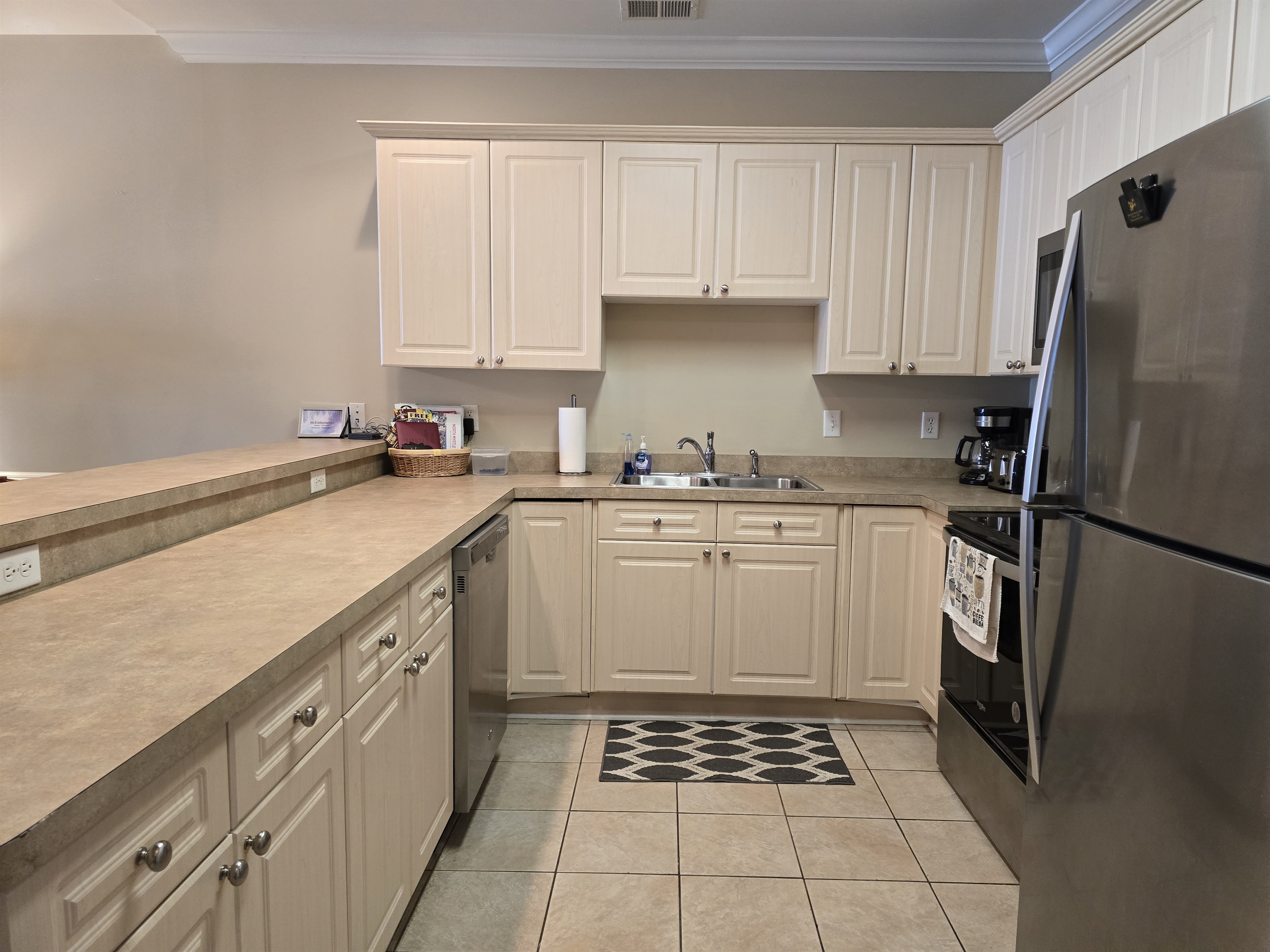 Full Kitchen with Dishwasher, Freezer/Refrigerator, Stove, Microwave, Breakfast Bar.