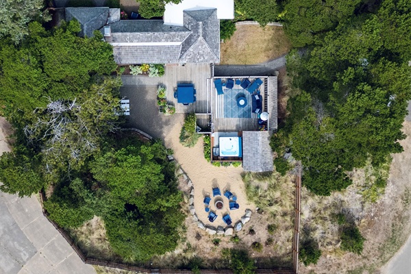 A TRUE OASIS 3rd BACK FROM THE OCEAN - small cottage & large outdoor area