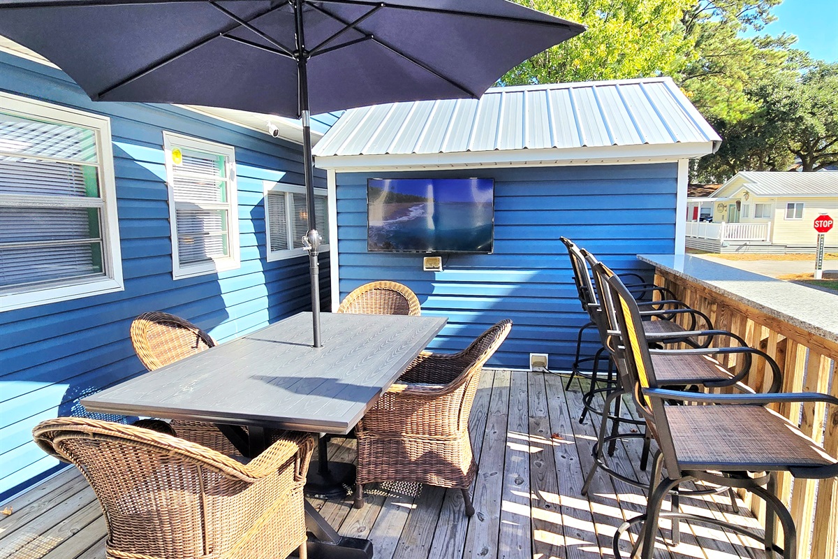 Outdoor TV & Dining