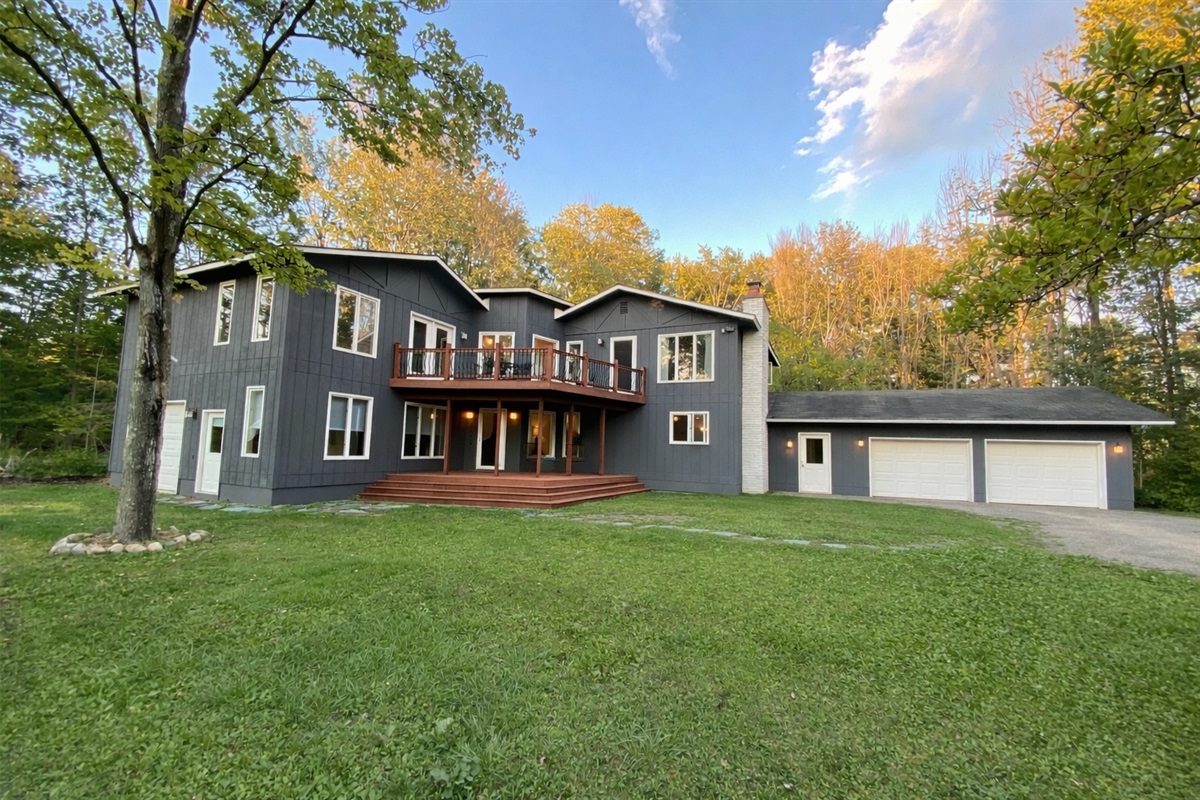 Nestled in a pocket of woods, Breathe Bellaire is a 4 bed/3 bath unique home that is still just a 3 minute walk into the heart of Downtown Bellaire w/ Short's Brewing, Mammoth Distillery, etc. In the winter, just 7mins to Shanty Creek/Schuss skiing!