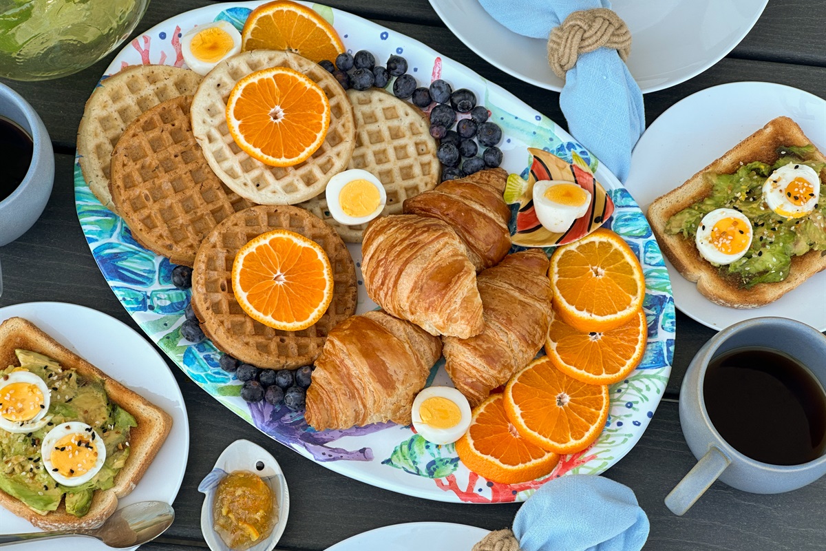 Set up a delicious al fresco breakfast!
