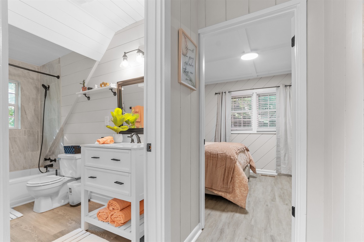 Upstairs bathroom w/ tub and shower combo- Creekside Cottage 