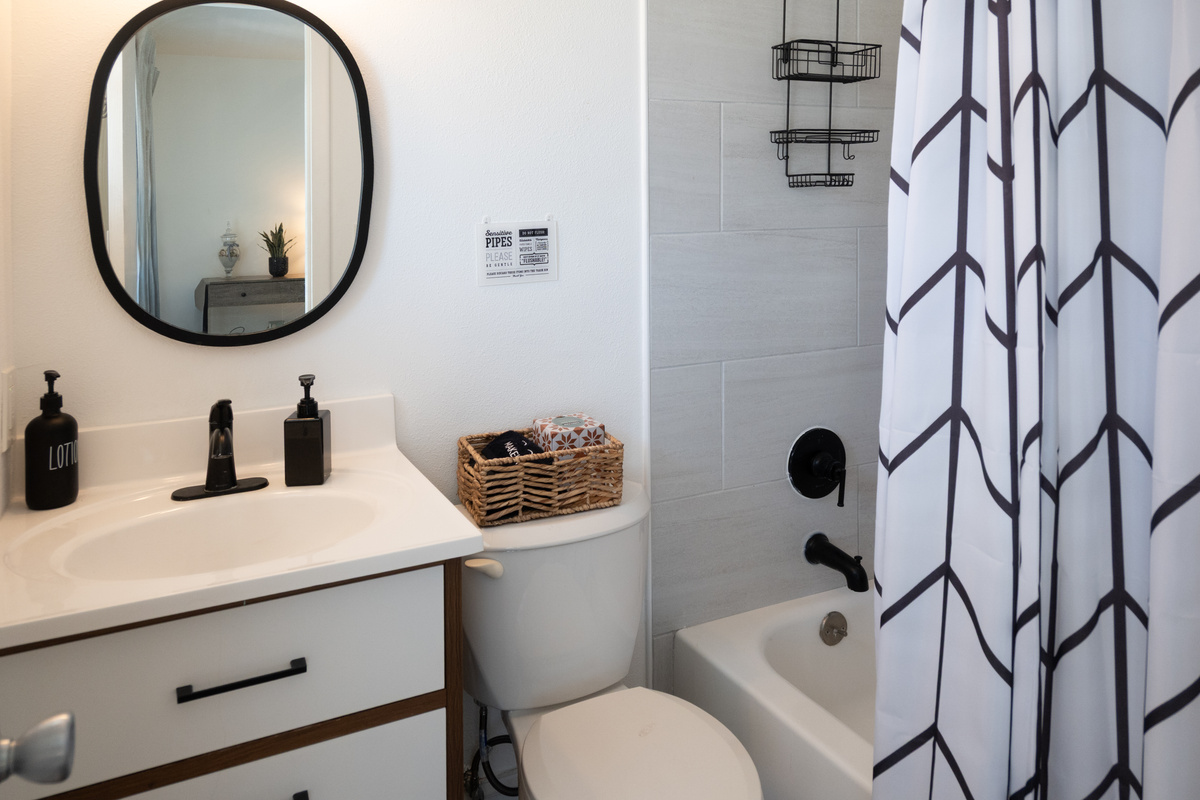 Bathroom with tub/shower combo, vanity and hotel-style toiletries