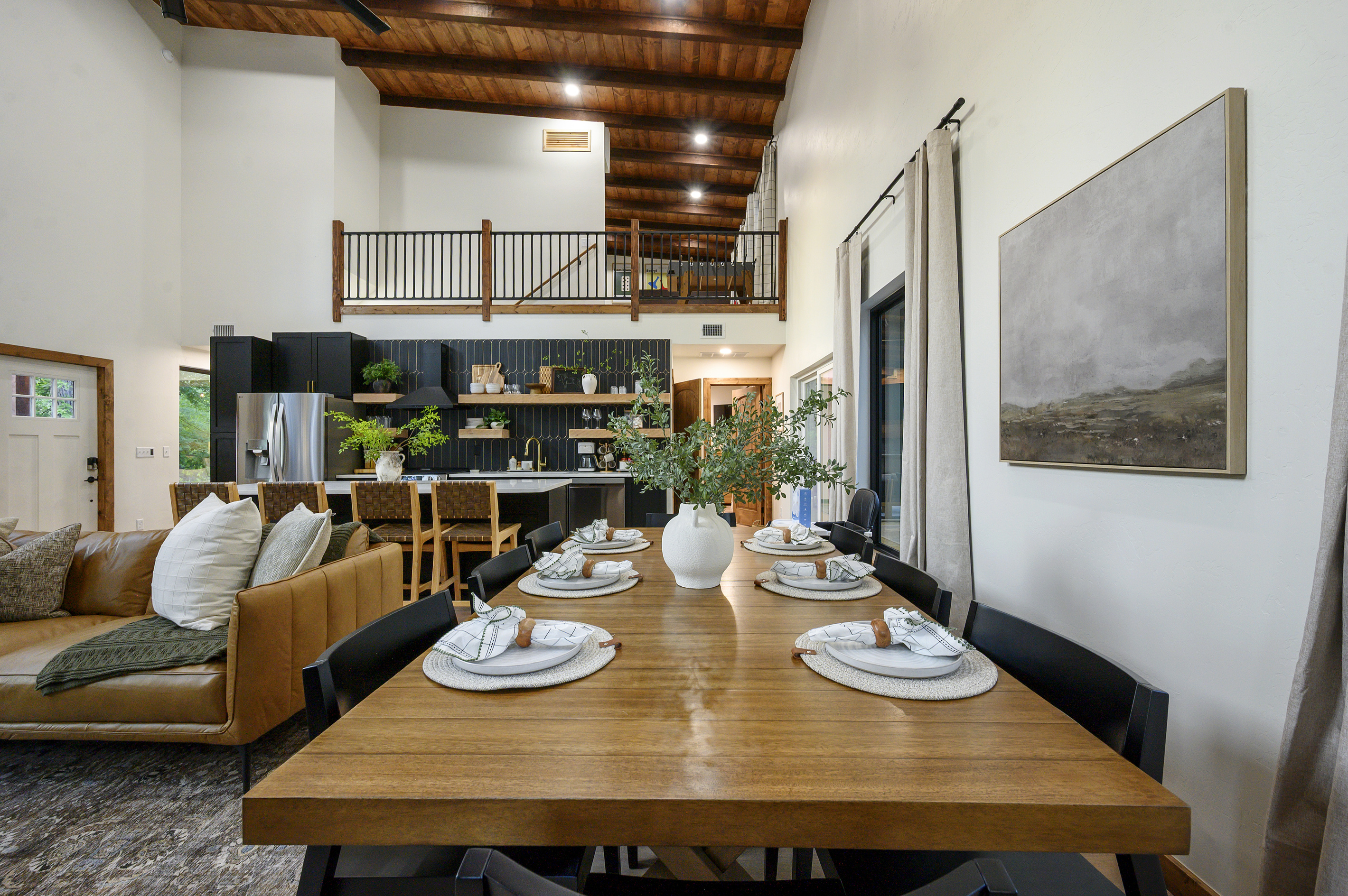 One space, everyone together. Gather around the dining table while the kitchen and living room stay part of the moment, whether it’s breakfast before a day outside or dinner that turns into hours around the table.
