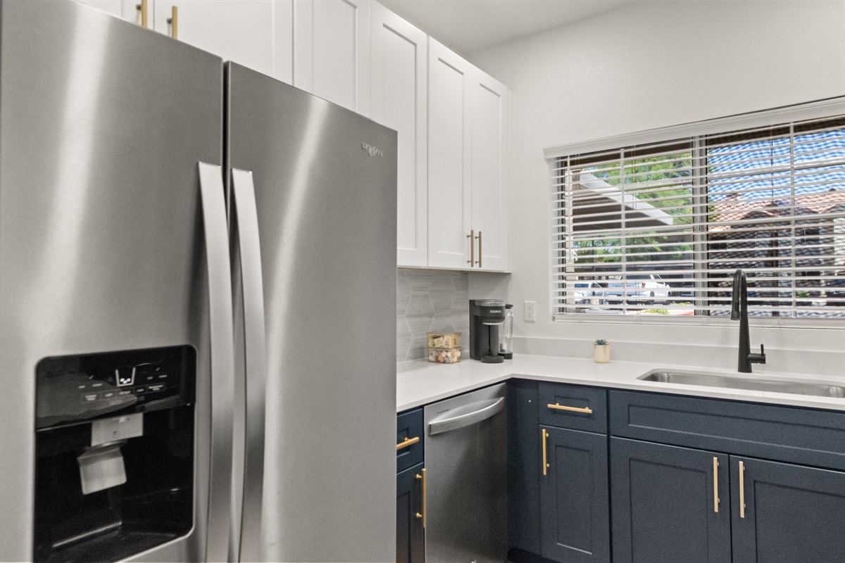🍽️ Enjoy the convenience of a full-size refrigerator, stove, and microwave.