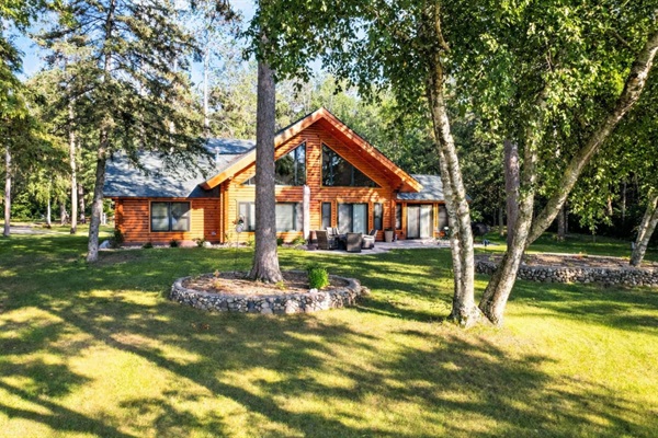 Spacious lakeside backyard made for play - bocce ball, cornhole, and fire pit nights by the water