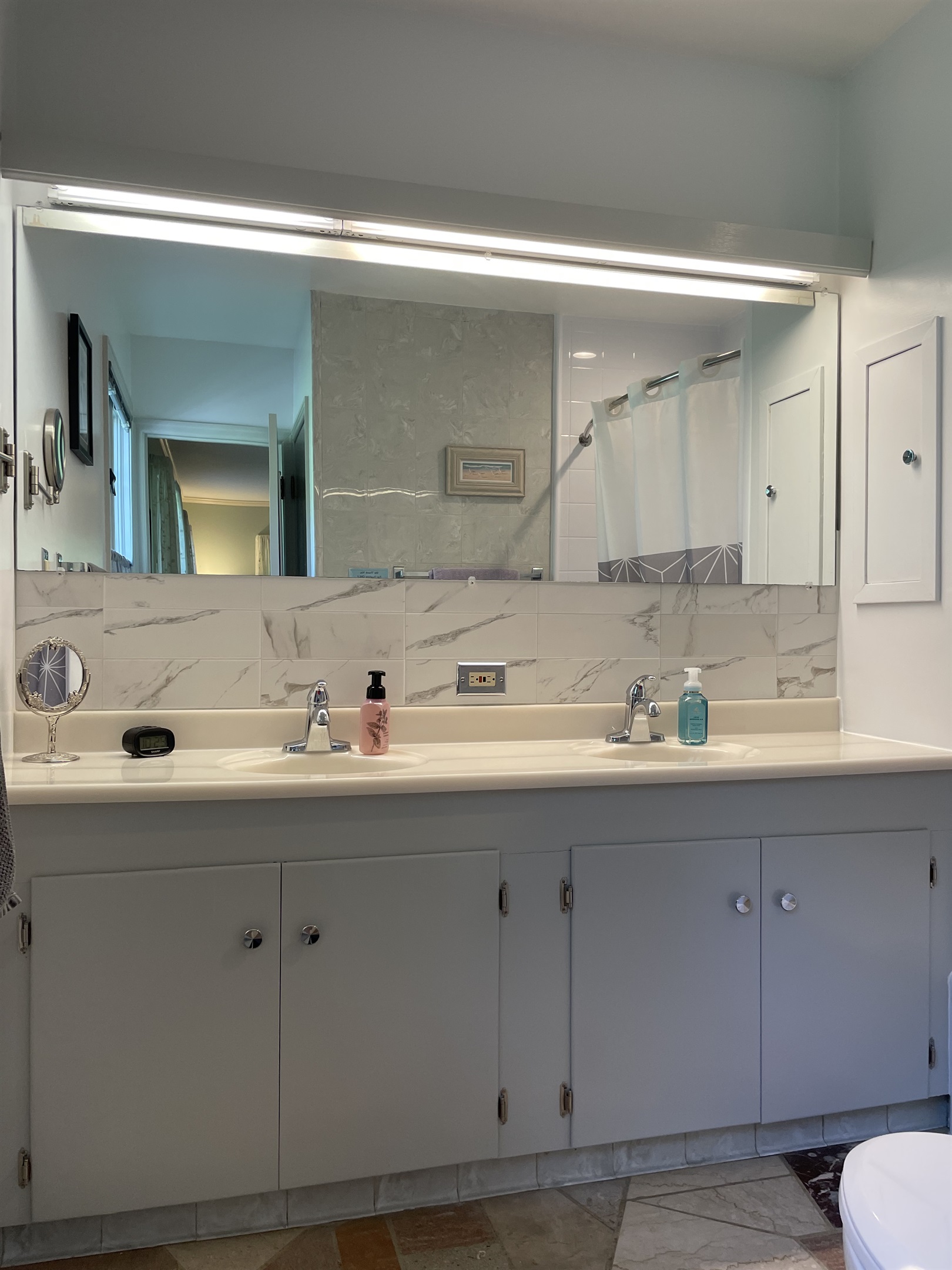 1st floor ensuite with tub/shower