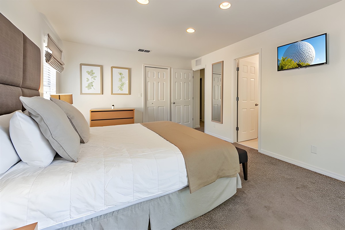 The master bedroom has a big closet and a Smart TV, for you to watch your favorite shows