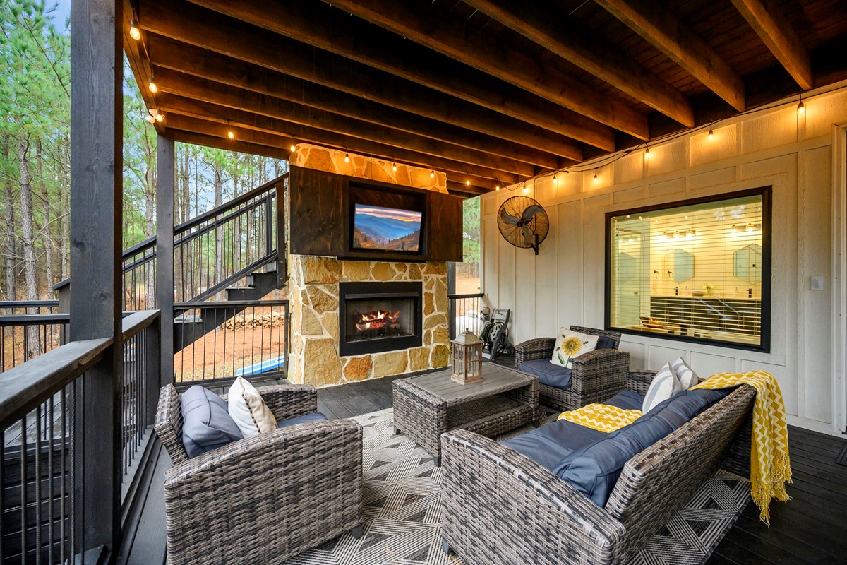 Lounge, unwind, and enjoy the glow of the outdoor fireplace 🔥