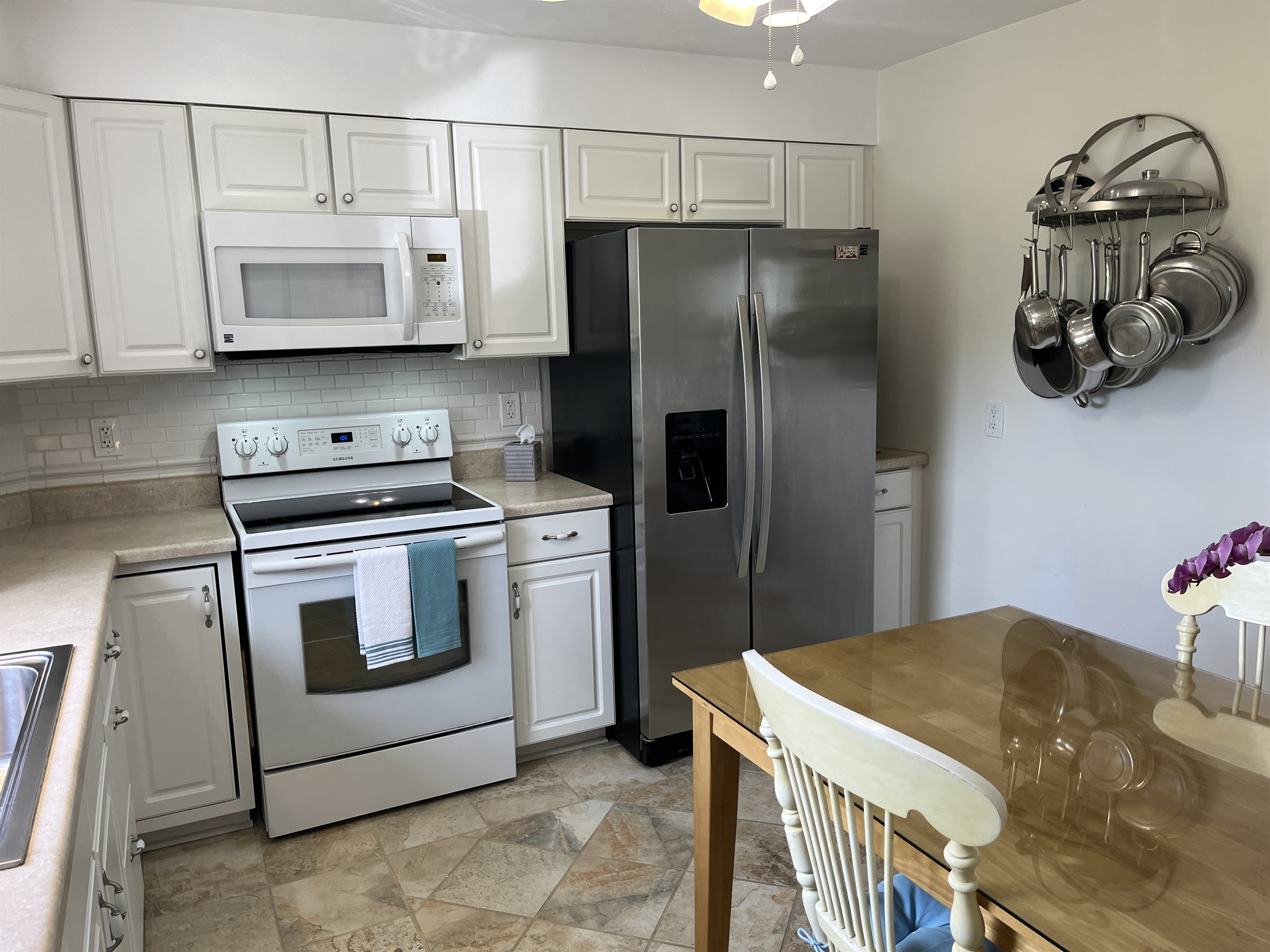 Updated eat-in kitchen