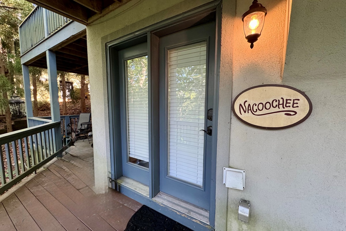 🚪 Your private entrance in a quiet gated community just 1 mile from downtown Helen.