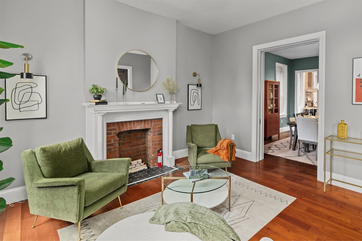 You can find welcome info and pamphlets/magazines with local recommendations here on the front living room welcome table.