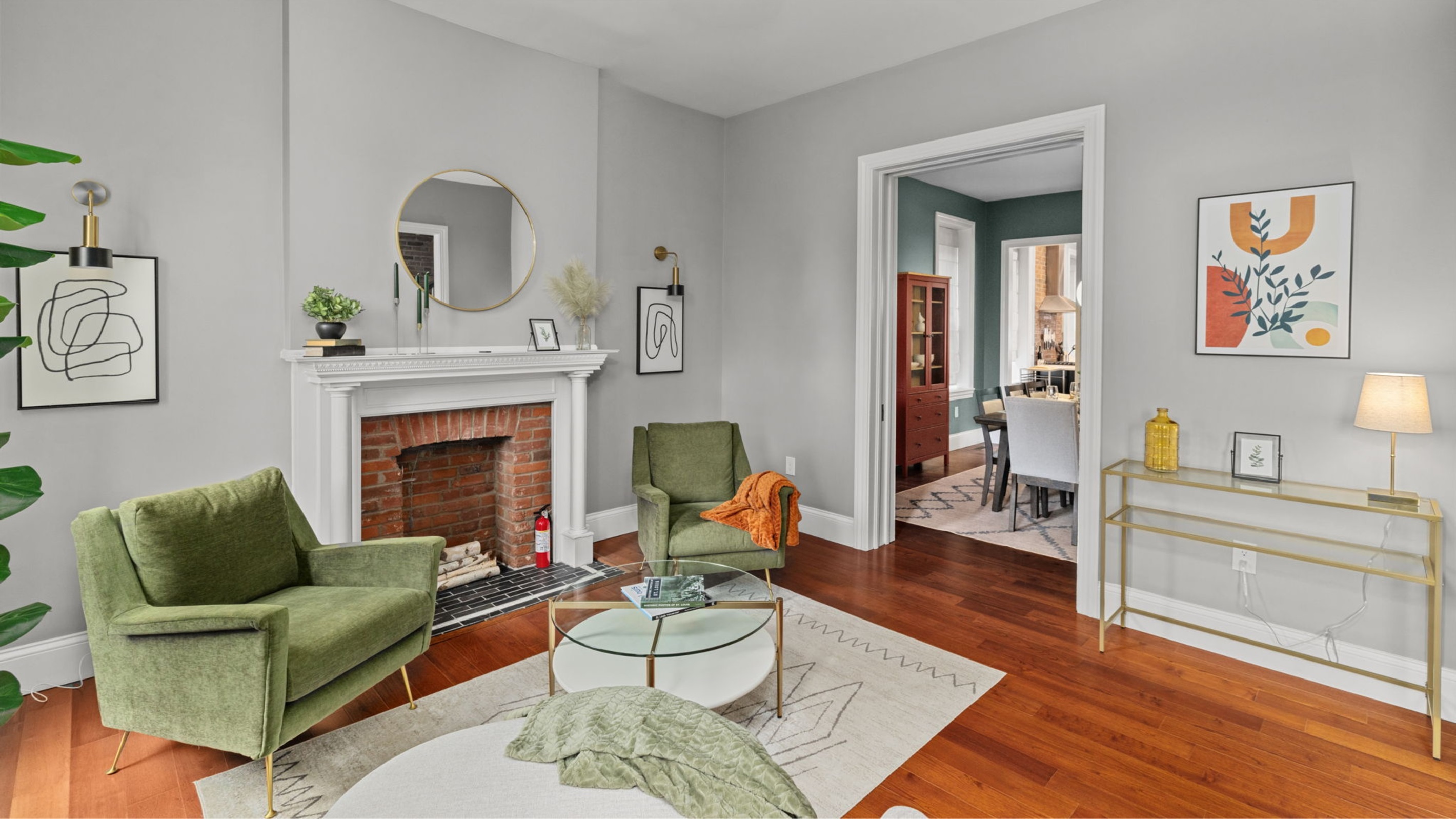 You can find welcome info and pamphlets/magazines with local recommendations here on the front living room welcome table.