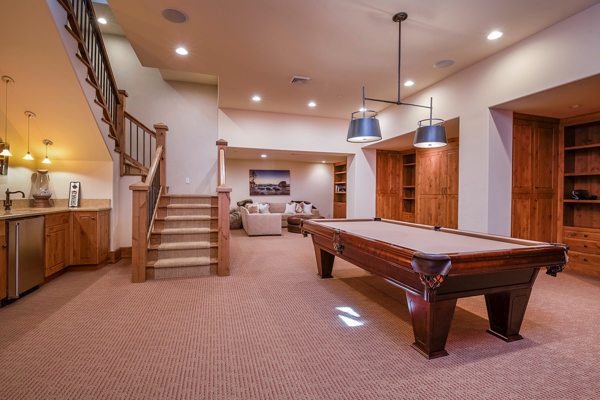 Rec Room- pool table, two full size comfy Murphy beds