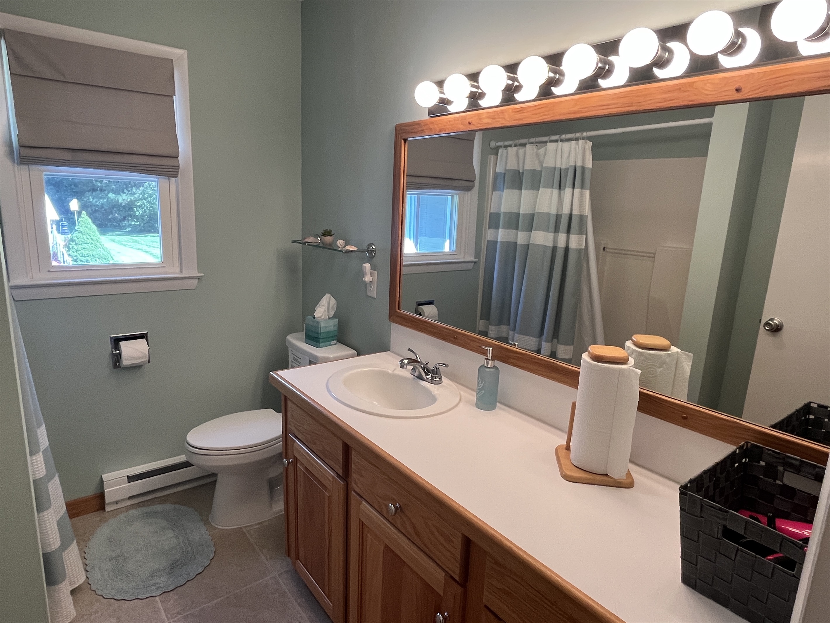 Bath with tub/shower off hallway