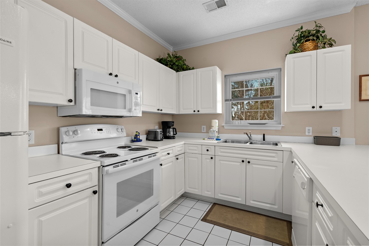 Fully Equipped Kitchen with Stove, Microwave, and Dishwasher for Guests' to feel right at home