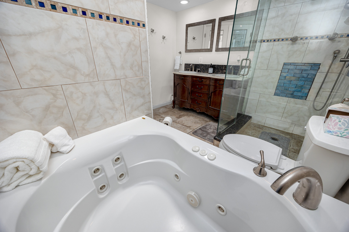 Ensuite Bath with Walk-in Shower and Jacuzzi 