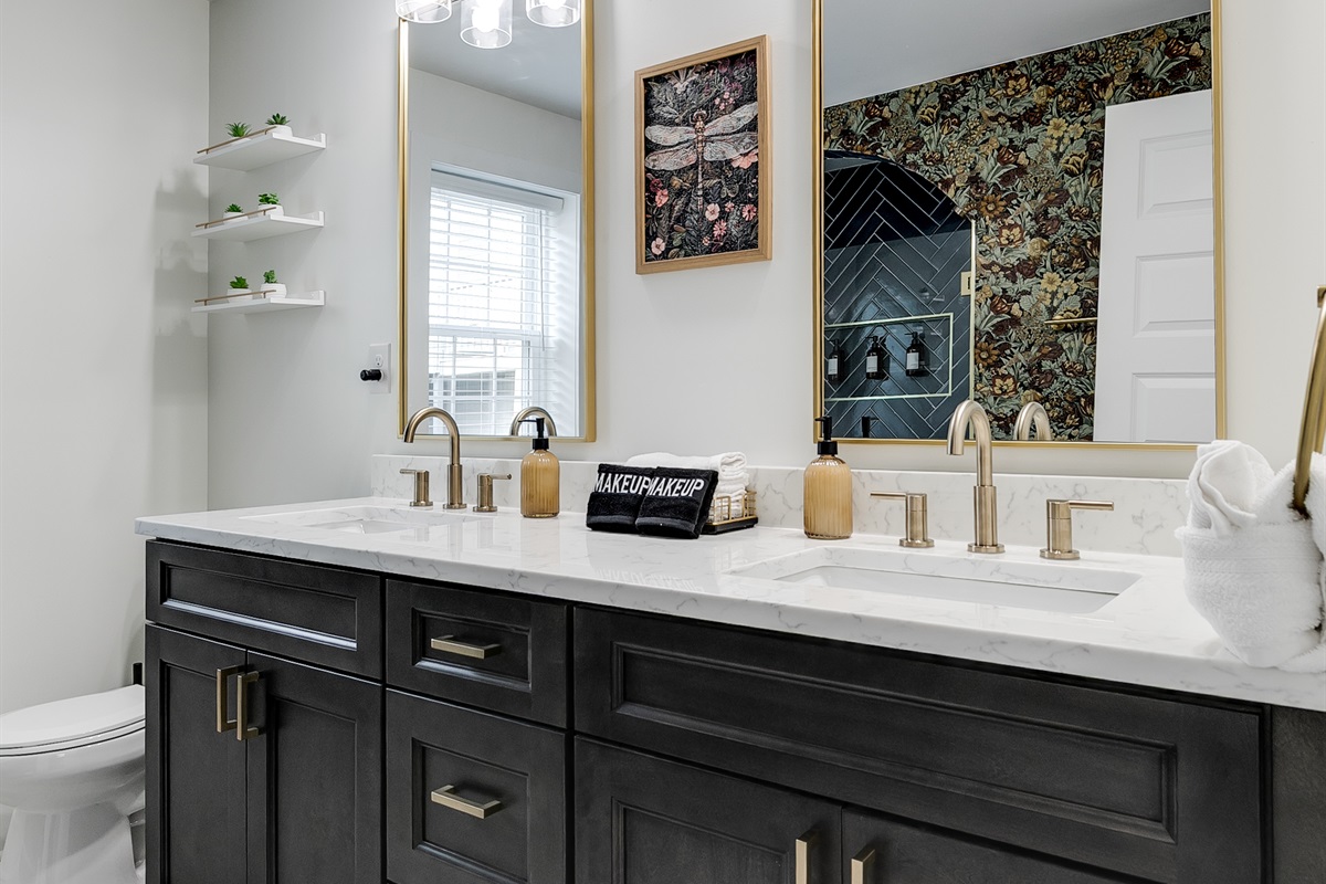 Elegant Bathroom: Modern fixtures, stunning decor, and ample lighting for your rejuvenating retreats!
