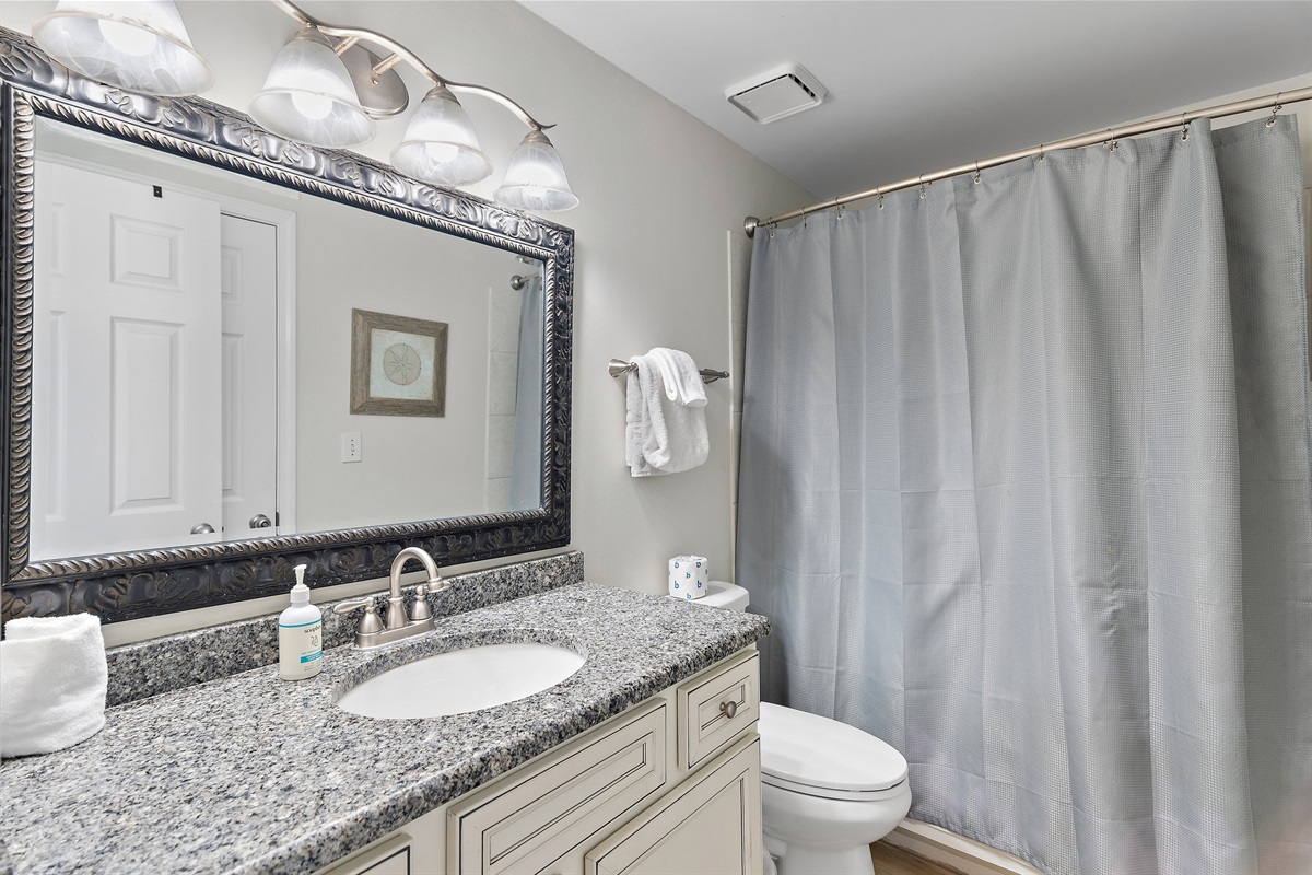 Guest Bedroom 2: FULL BUNK BEDS + TWIN Bed, Smart TV, Private Bathroom with Shower/Tub Combo (sleeps 3)