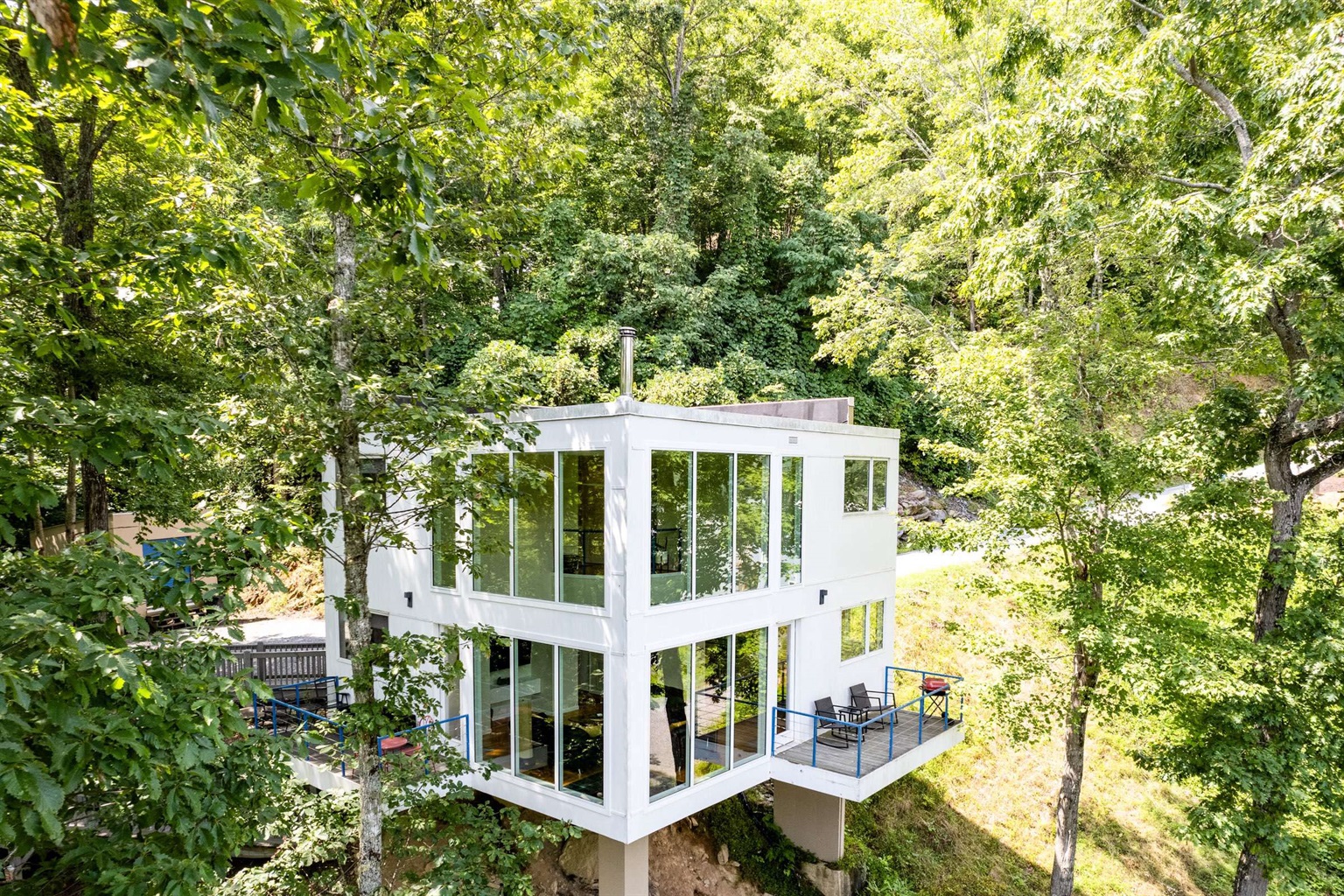 Front view of the treehouse. You will thoroughly enjoy!