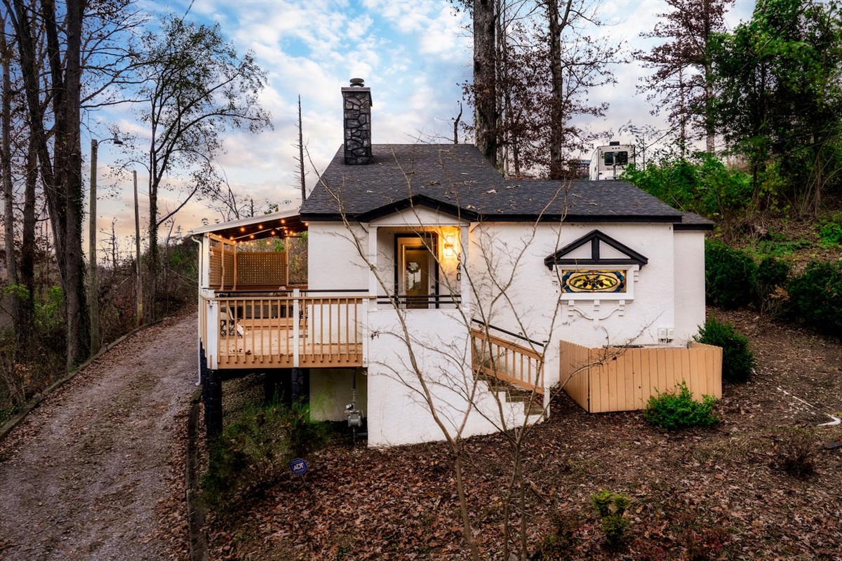 Road view of Outlander Cottage.