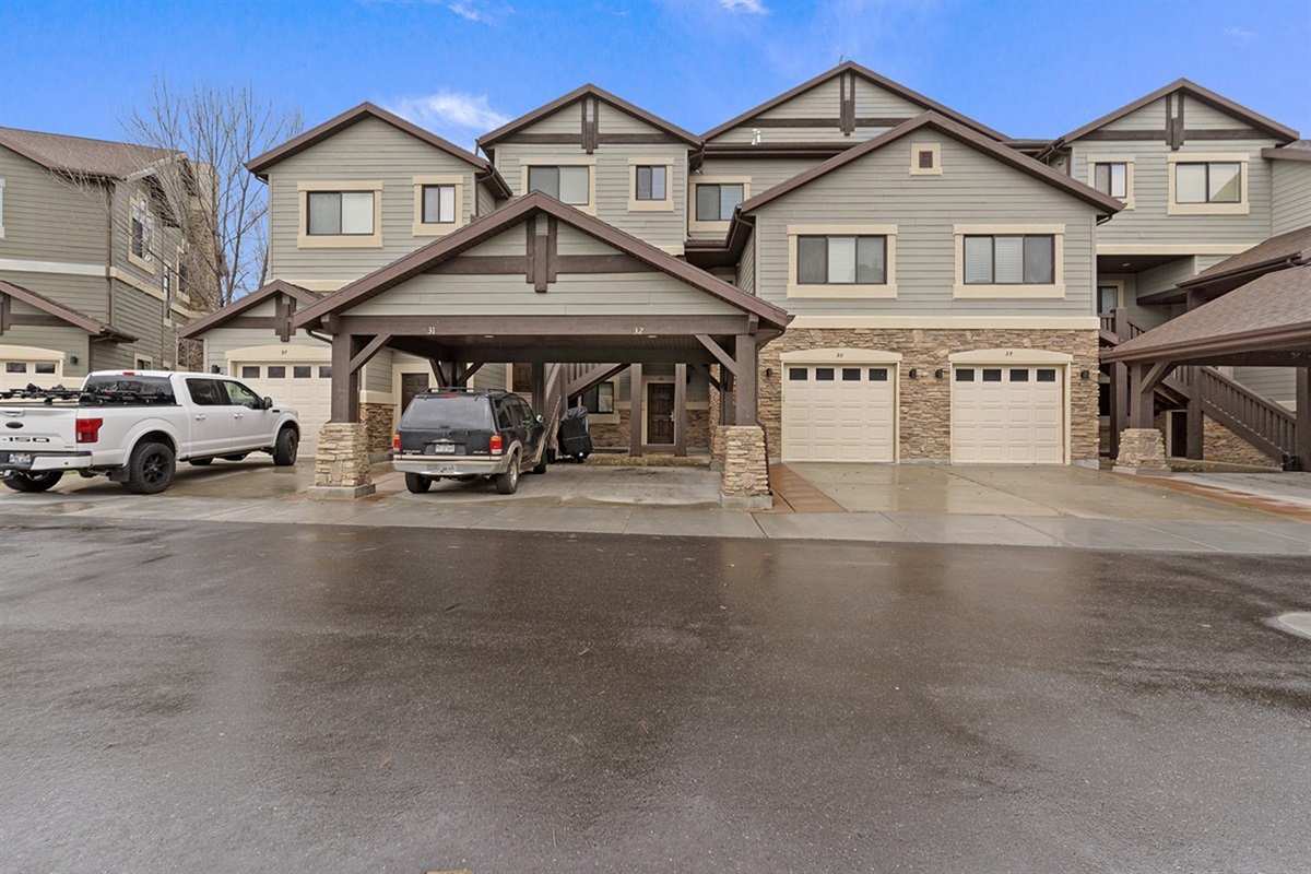 Welcoming Lakeside Village townhome in a prime Huntsville location.