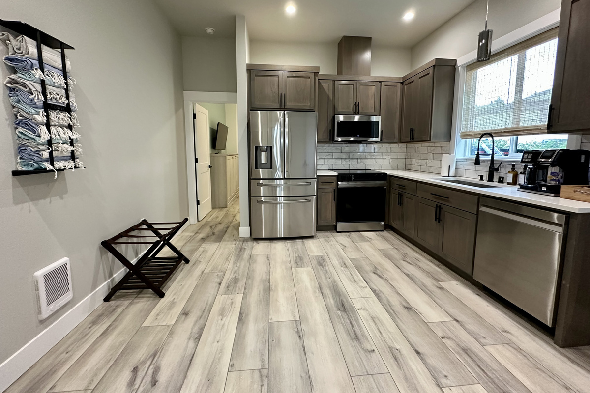 Run laundry and raid the downstairs kitchenette in the same trip — Side A's basement kitchenette keeps snack runs from ever pulling you away from the tournament. (downstairs kitchenttes are not fully supplied)