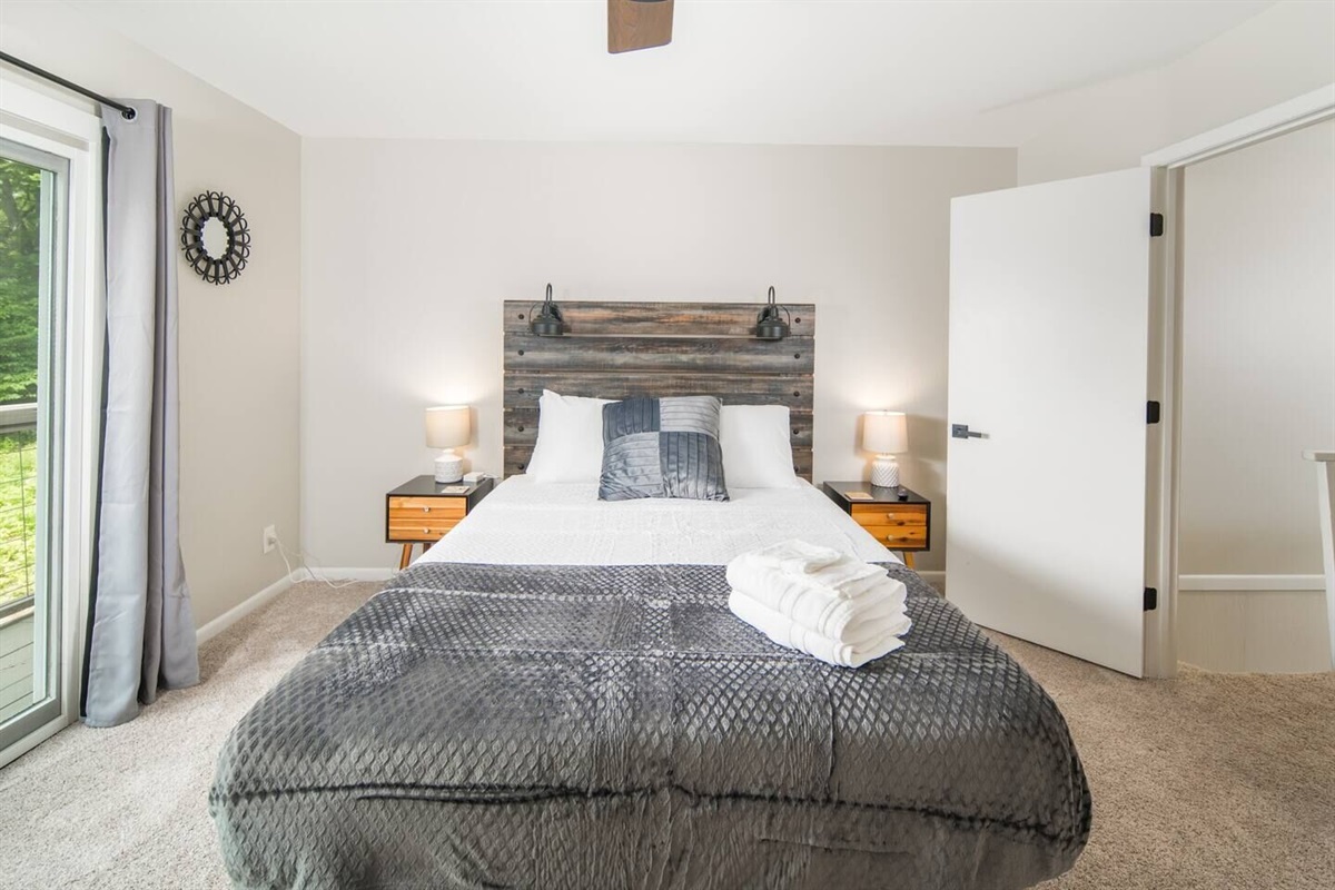 Unit 4: Bedroom #1 (Queen) Includes Roku TV (Hulu+, ESPN+, & Disney+)