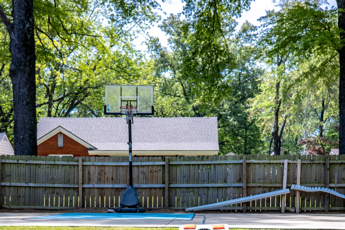 Basketball/pickleball court