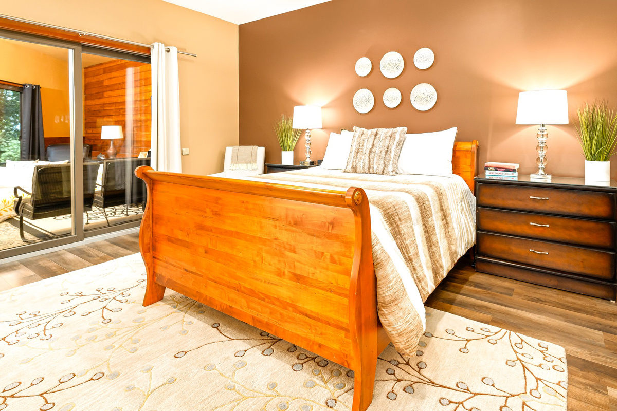 Pondview Suite is perfect for parents with younger children. Glass slider into Sunroom's twin daybed/trundle keeps kids close (with a door to close) and allows parent's some quiet time! Blackout curtains and white noise in both rooms for deep sleep.