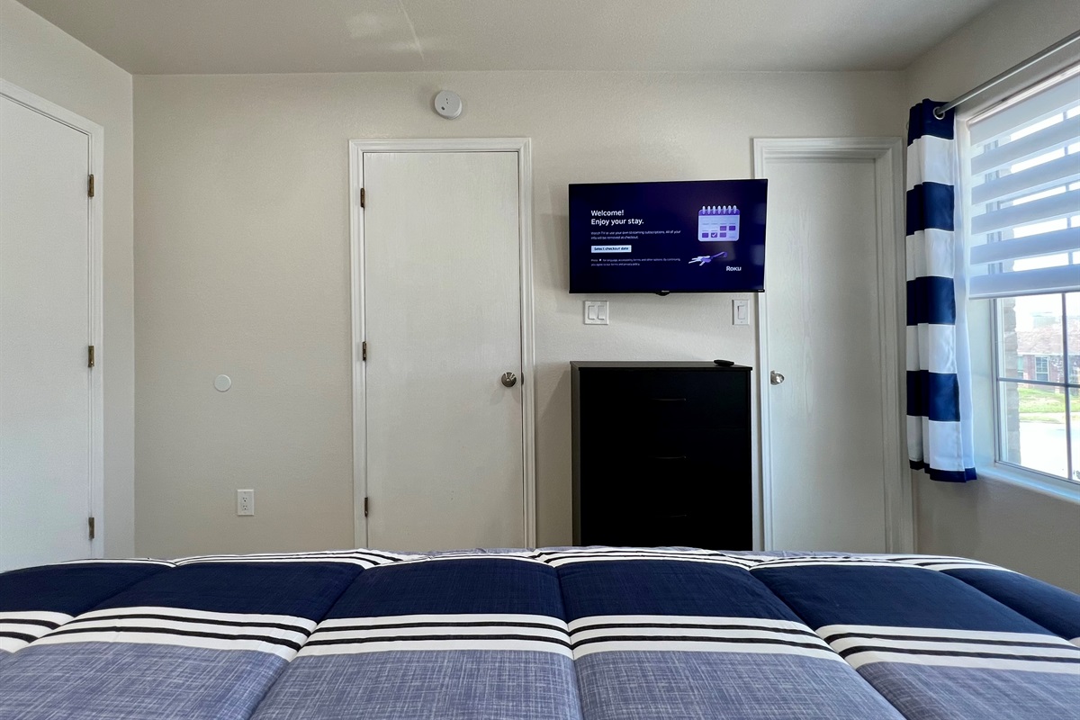 Primary bedroom - 1 king bed (Smart TV!)