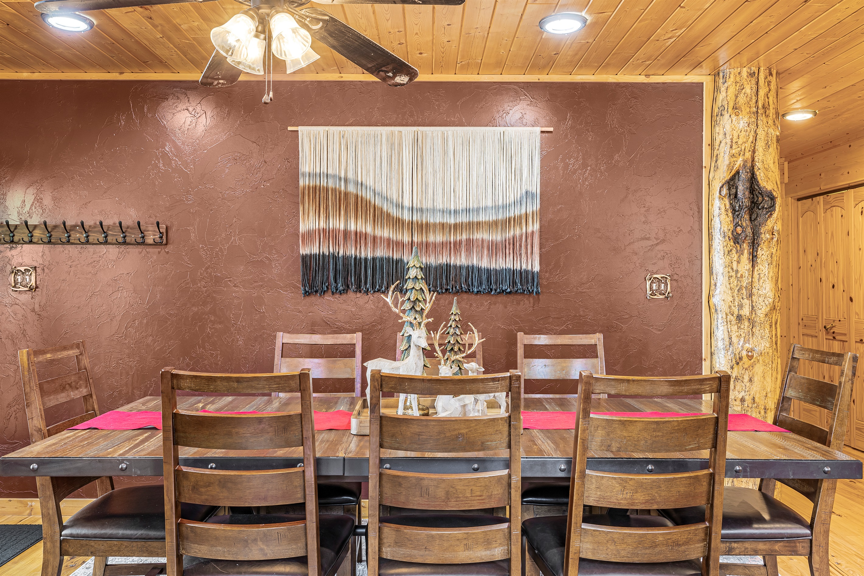 Familiy dinners with seating for 8 at the table and more at the kitchen bar