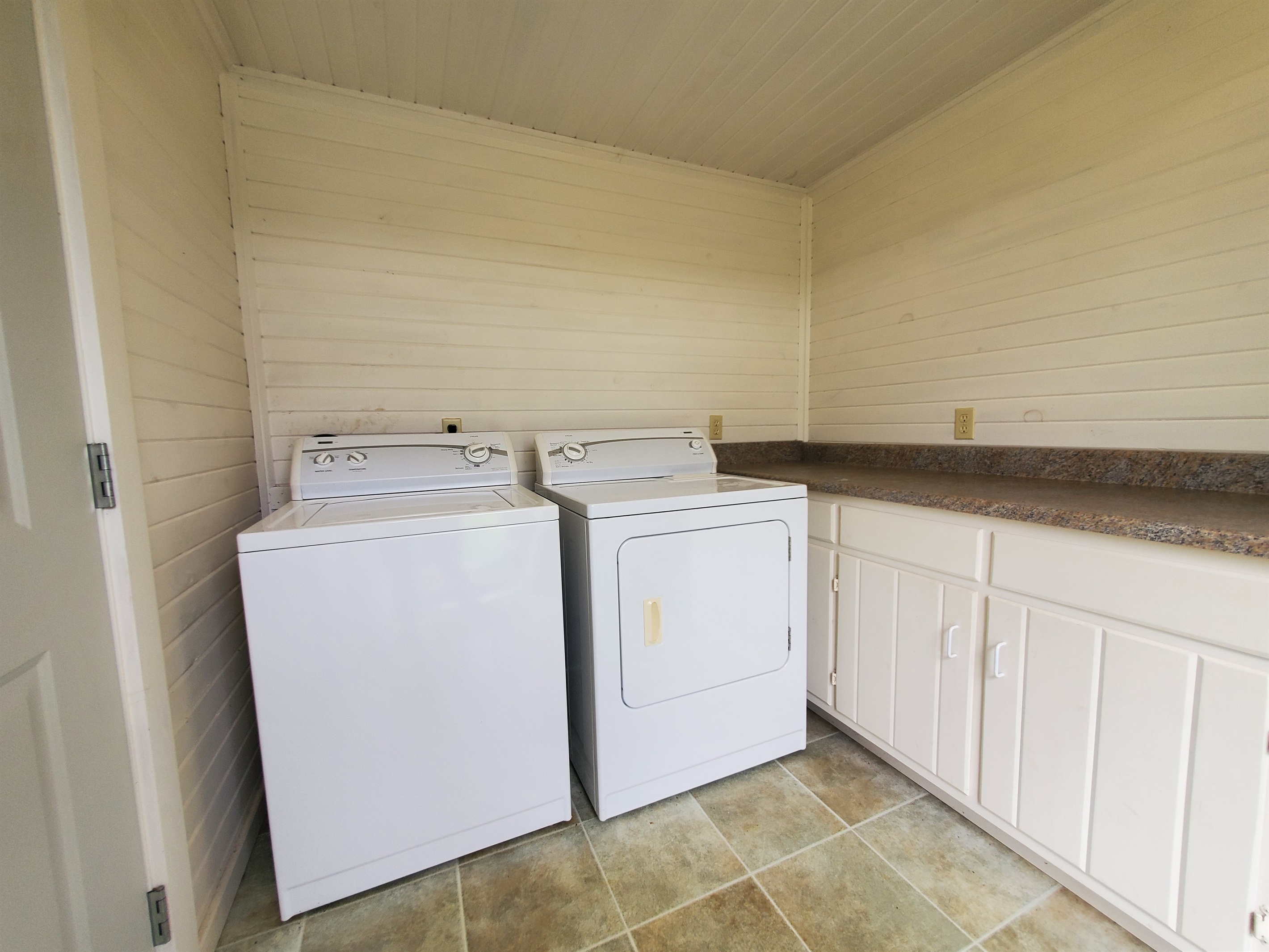 Shared laundry room in bldh between Breezy 1 and 2