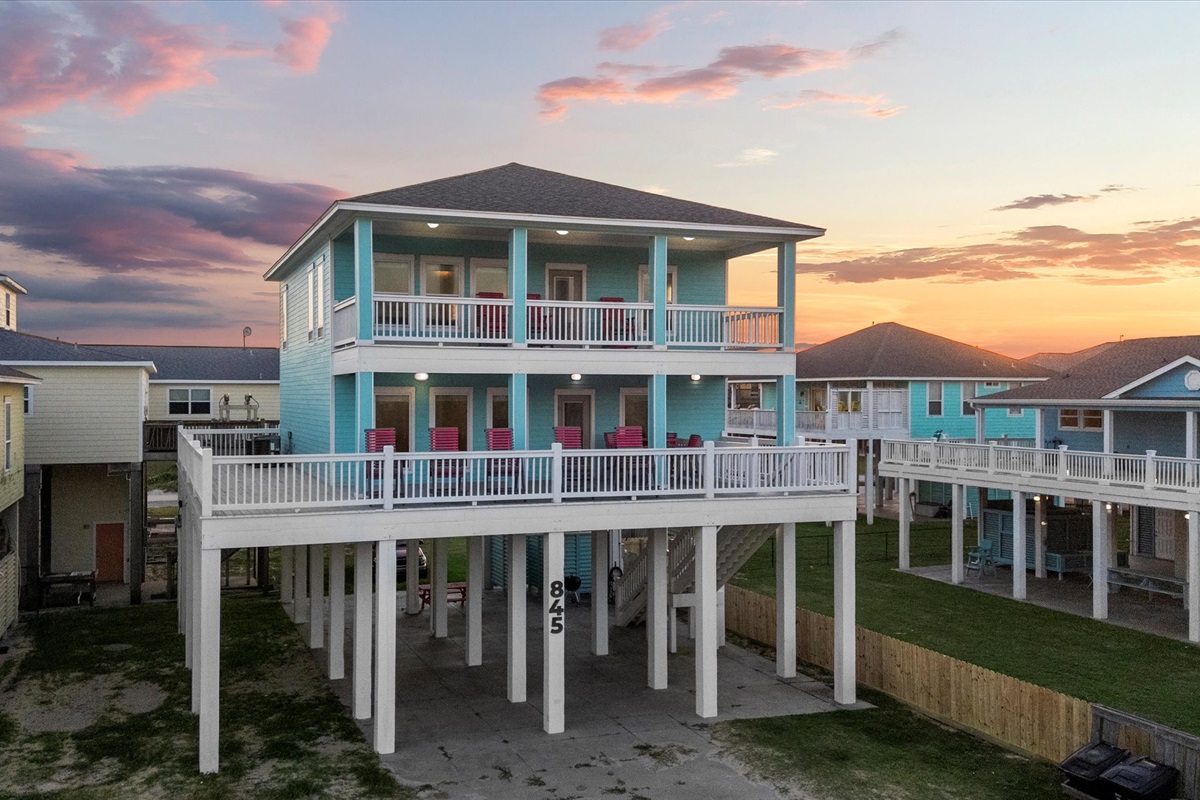 f4f08d6d01cd4e3eae46e20d4b7b7870 Large | Beachhouse | Texas | TX | Vacation Homes | Galveston | Crystal Beach | Kokomo | Breezy Days | Beachfront Elegance | Sunrise Serenity | Southern Sands Property Management, LLC