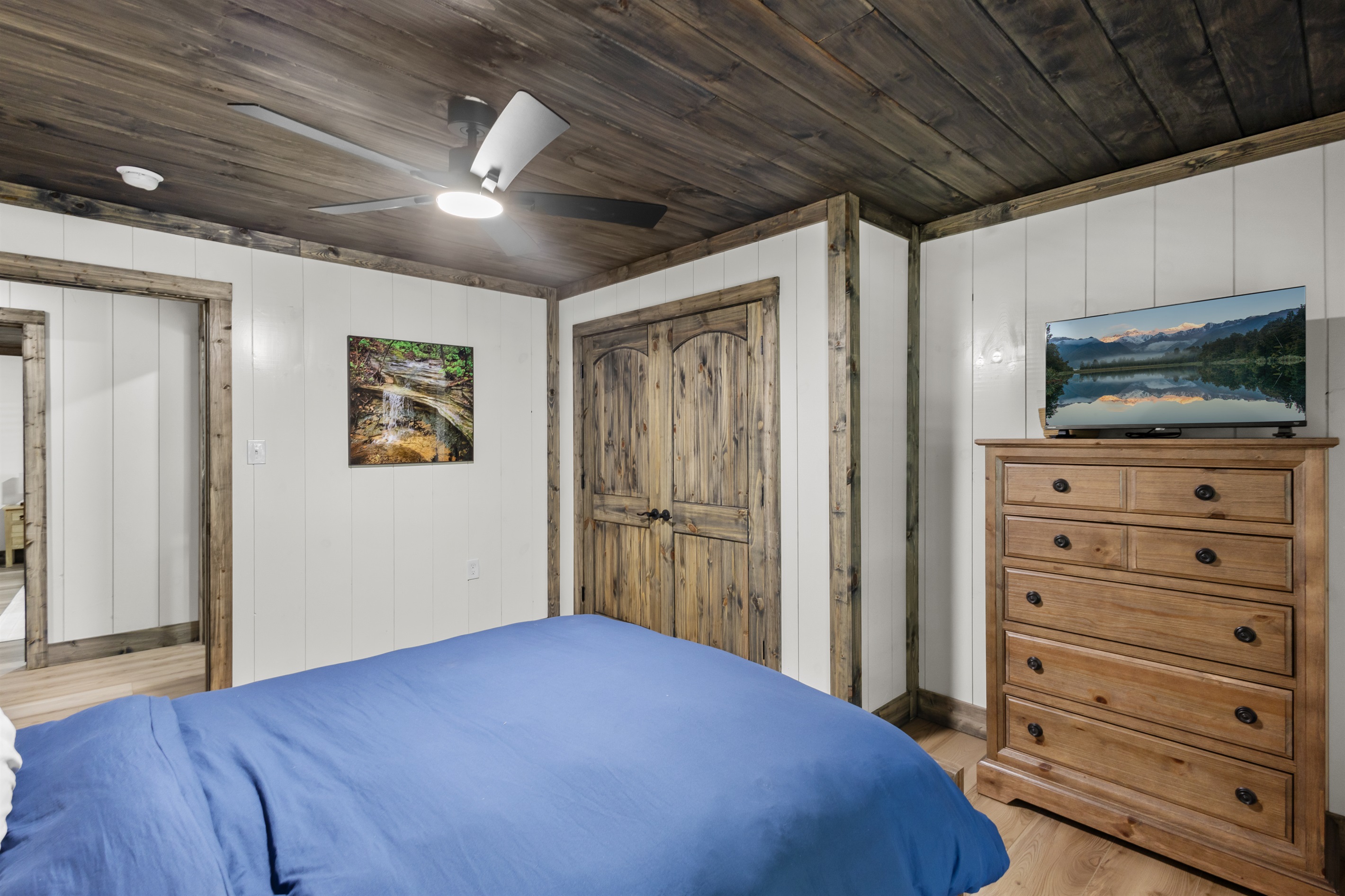 Bedroom with Queen Bed
