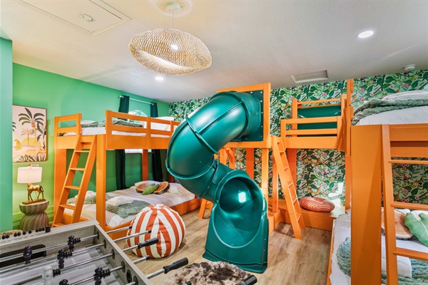 Indoor Slide! 2 Queen beds and 2 Full beds