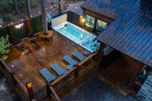Private swim spa at Chocolate Fudge cabin
