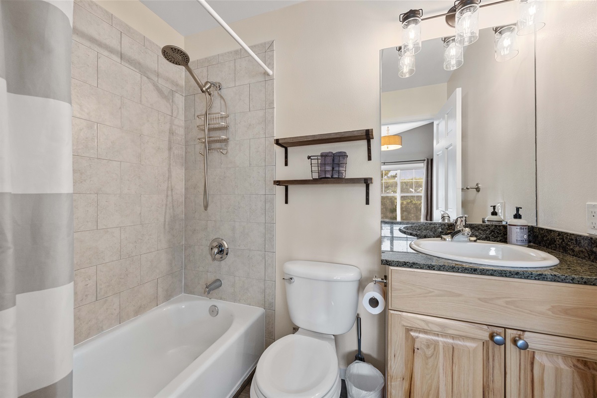 Master Bedroom Ensuite Bathroom with Tub/Shower