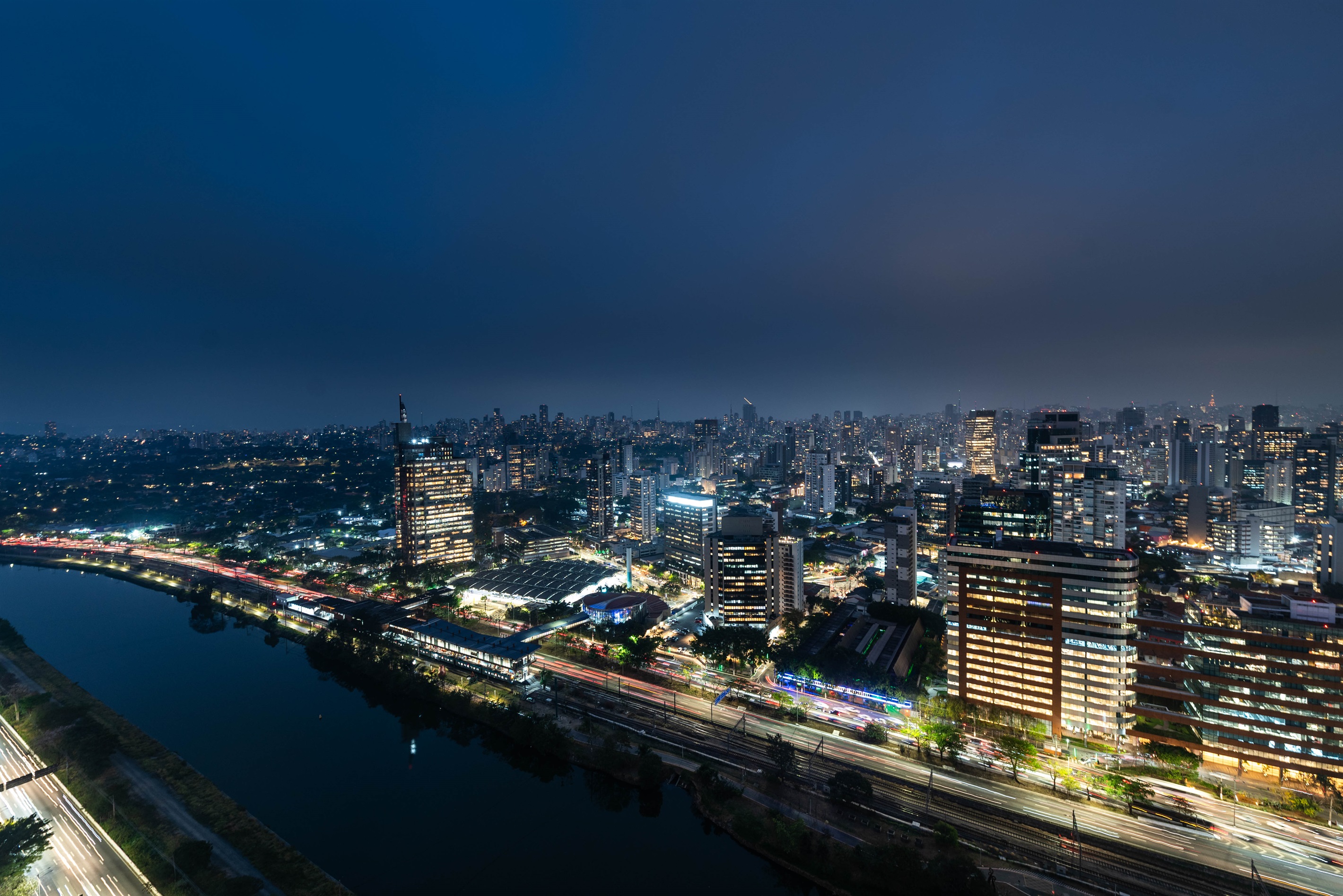🌃 Vista privilegiada do Rio Pinheiros e da metrópole ao anoitecer.