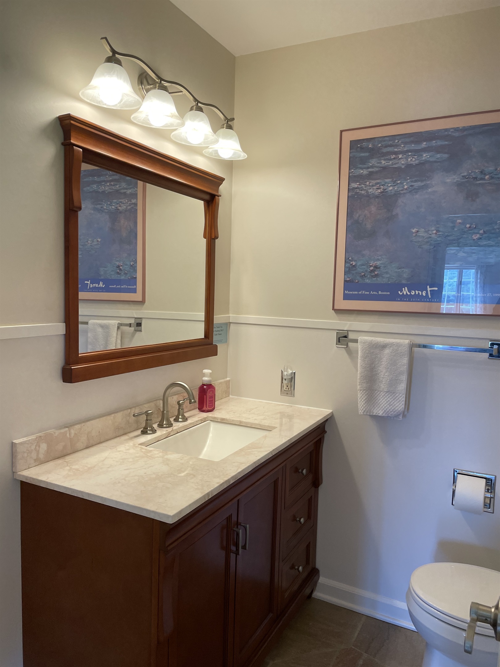 1st floor 1/2 bath
