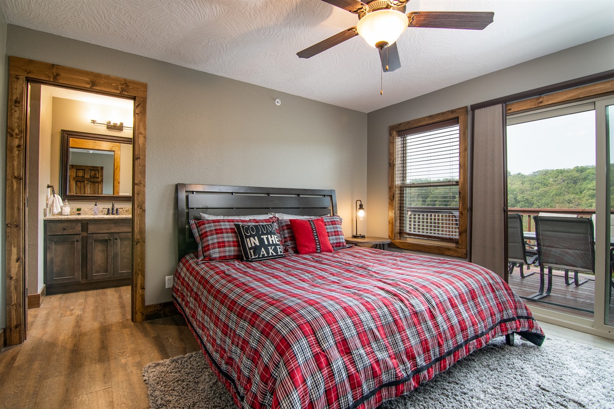 King size bed with en suite bath