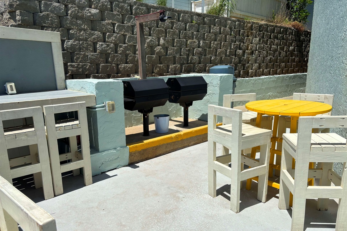 Grill your burgers & eat right here outdoors at beachside!